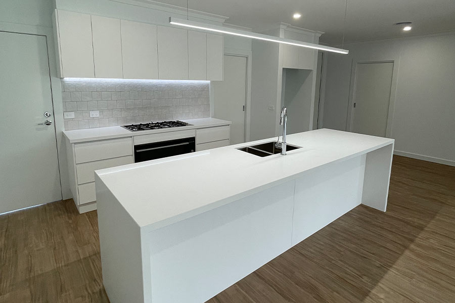 kitchen-with-white-bench